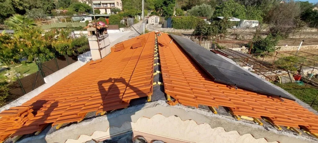 Toiture avec panneaux solaires — couvreur à Vallauris