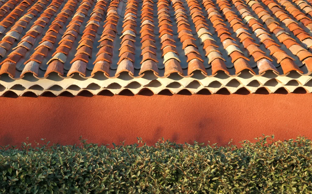 Pose de tuiles neuves sur une toiture à Vallauris